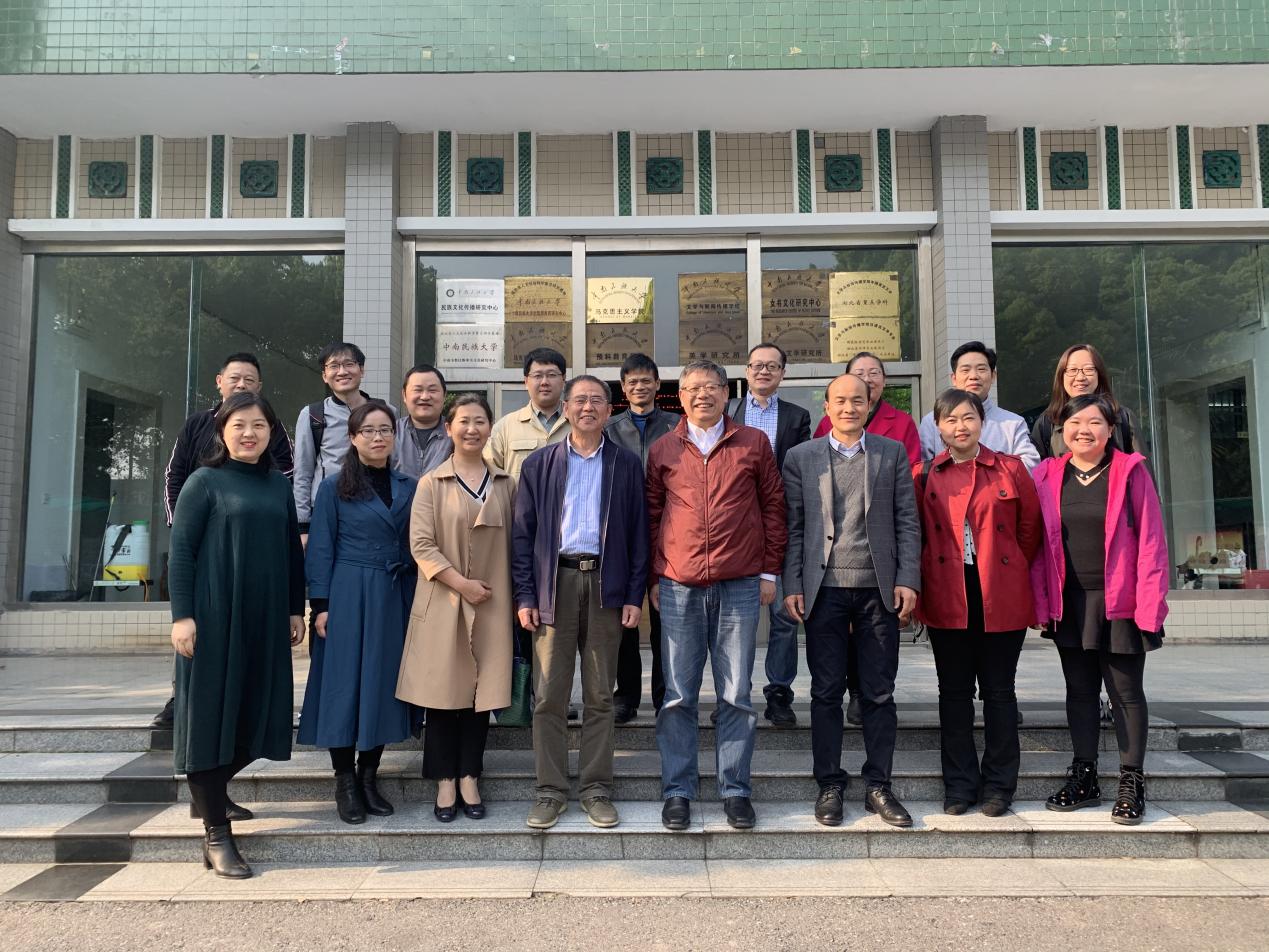 中南民族大学文学与新闻传播性爱影片
调研合影